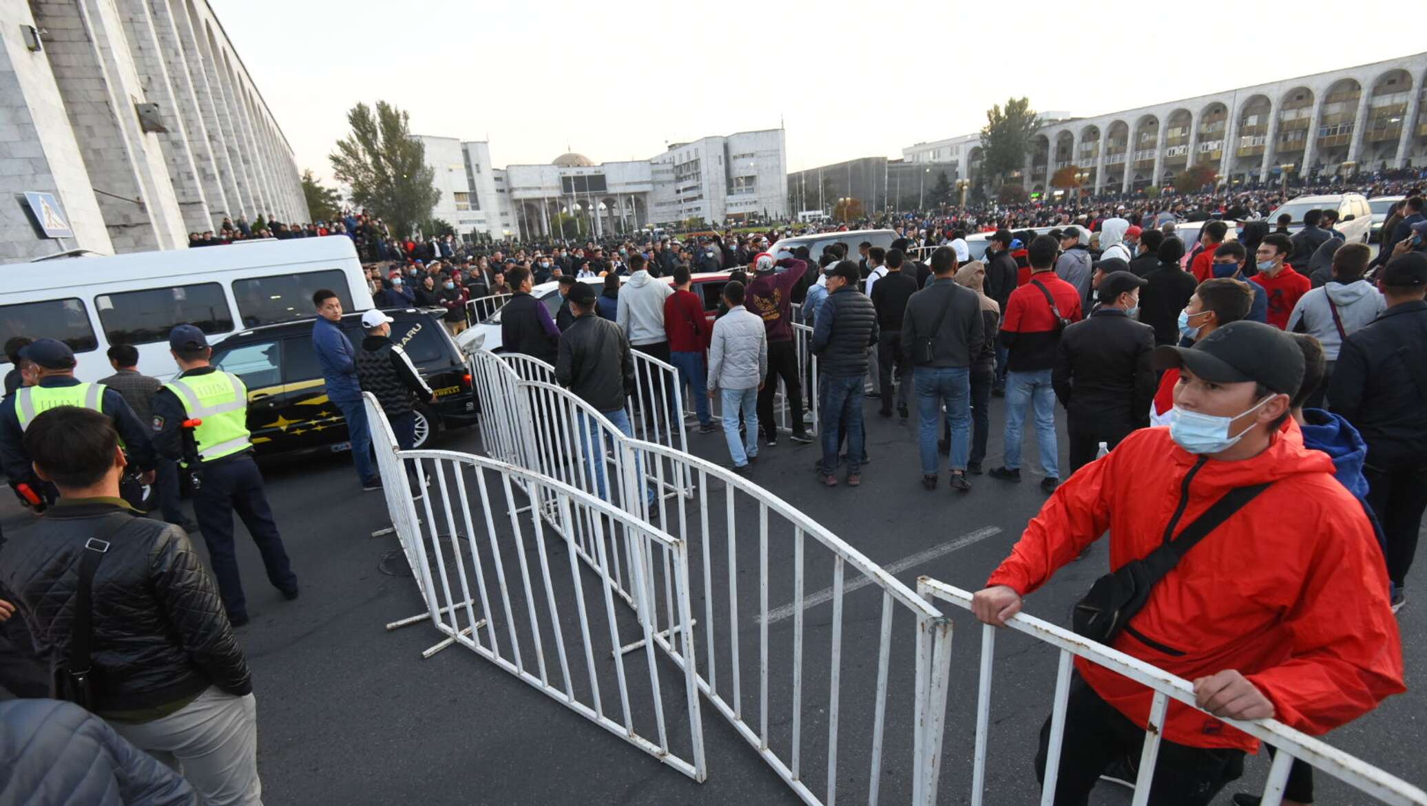 Что произошло в кыргызстане. Протесты в Киргизии 2020. Митинг в Бишкеке 2020. Кыргызстан революция 2020.