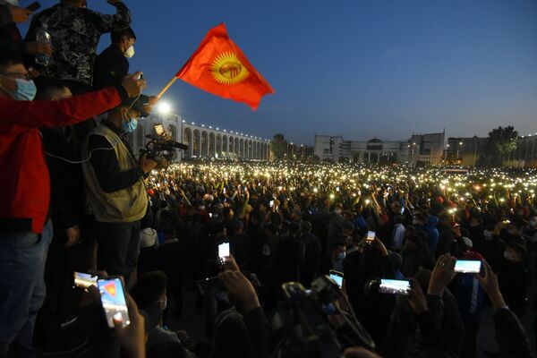 Митингующие с включенными вспышками на телефонах во время митинга на площади Ала-Тоо в Бишкеке - Sputnik Кыргызстан
