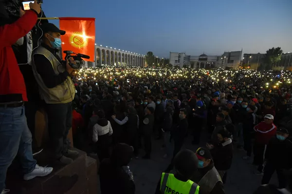 Митингующие включили фонарики на смартфонах — фото - Sputnik Кыргызстан