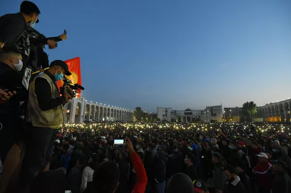 Митингующие включили фонарики на смартфонах — фото - Sputnik Кыргызстан