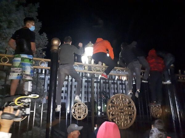 Митингующие штурмуют ворота Белого дома — фото - Sputnik Кыргызстан