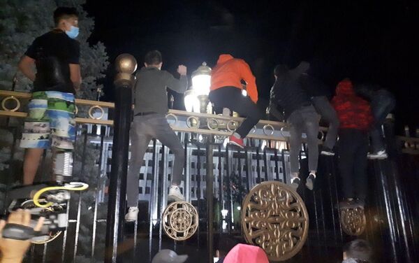 Ранее часть митингующих попыталась перелезть через забор здания Жогорку Кенеша - Sputnik Кыргызстан