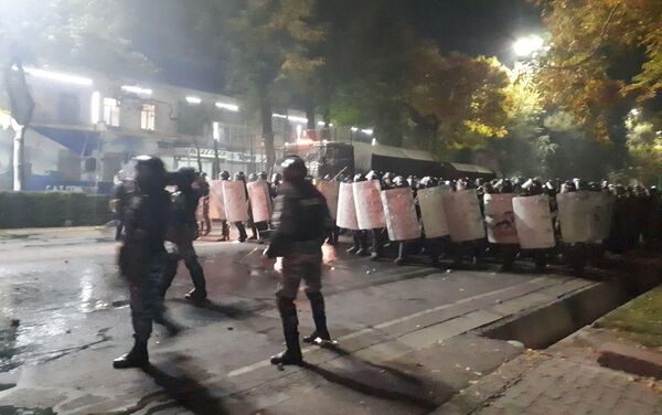 Милиция разгоняет митингующих в центре Бишкека, применяются шумовые гранаты - Sputnik Кыргызстан