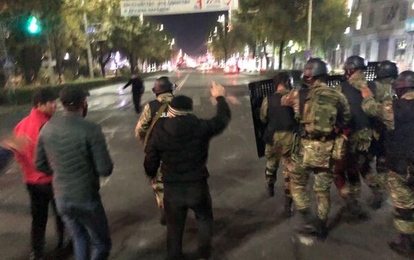 Затем в сторону милиционеров митингующие начали кидать камни, те применили газ. Митингующие разбежались - Sputnik Кыргызстан