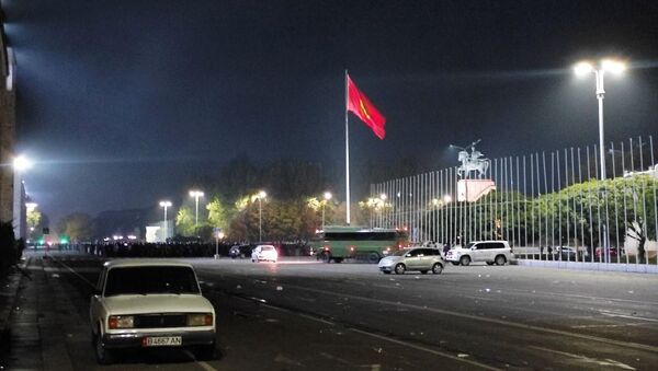 Площадь Ала-Тоо после разгона митингующих, недовольных результатами выборов в Жогорку Кенеш - Sputnik Кыргызстан