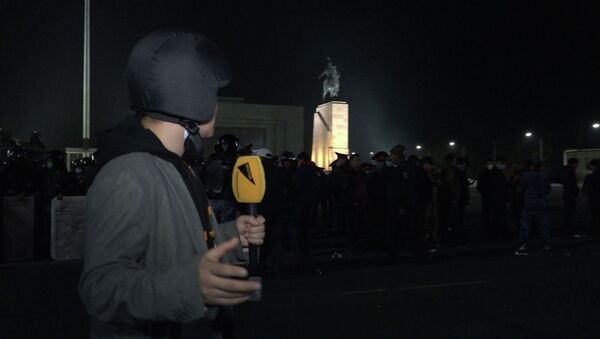 Что происходит на площади Ала-Тоо — видео из гущи событий - Sputnik Кыргызстан