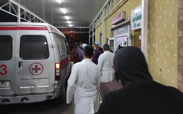 Около 70 человек с ранениями поступило в Бишкекский научно-исследовательского центра травматологии и ортопедии, сообщил директор учреждения Сабырбек Жумабеков - Sputnik Кыргызстан