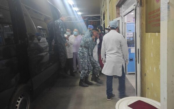 Также поступают граждане с ранениями от резиновых пуль. Весь персонал больницы в данный момент находится на рабочих местах - Sputnik Кыргызстан