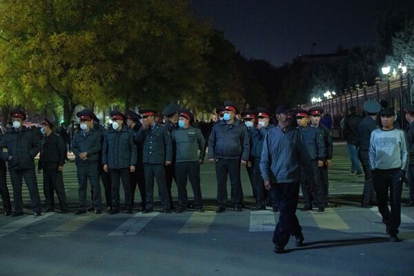 Беспорядки в Бишкеке после окончания парламентских выборов - Sputnik Кыргызстан