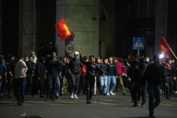 Часть протестующих вышла на акцию протеста с государственным флагом в руках - Sputnik Кыргызстан