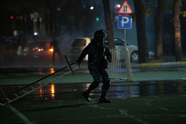 Силовики стремились отогнать митингующих подальше от центра столицы - Sputnik Кыргызстан