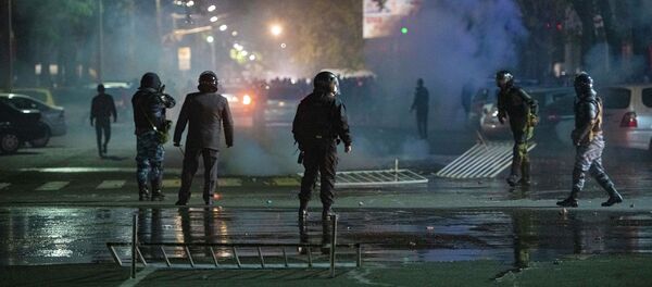 Беспорядки после митинга граждан и представителей партий, недовольных результатами выборов в Жогорку Кенеш. Архивное фото Беспорядки после митинга граждан и представителей партий, недовольных результатами выборов в Жогорку Кенеш. Архивное фото - Sputnik Кыргызстан