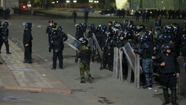 Сотрудники правоохранительных органов на площади Ала-Тоо в Бишкеке, после разгона митингующих, недовольных результатами выборов в Жогорку Кенеш - Sputnik Кыргызстан
