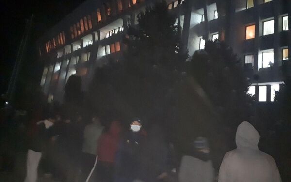 Напомним, на площади Ала-Тоо проходила акция протеста оппозиционных сил - Sputnik Кыргызстан