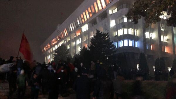 Захваченный Белый дом митингующими, недовольными парламентскими выборами - Sputnik Кыргызстан