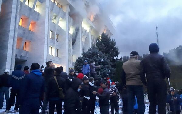 Напомним, на площади Ала-Тоо вчера проходила акция протеста оппозиционных сил. - Sputnik Кыргызстан