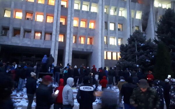 Судя по кадрам, пожар произошел на одном из верхних этажей здания Жогорку Кенеша. - Sputnik Кыргызстан