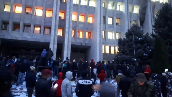 Беспорядки в Бишкеке после окончания парламентских выборов - Sputnik Кыргызстан