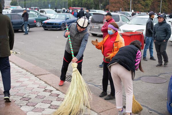 Волонтеры помогают коммунальщикам убирать мусор с площади - Sputnik Кыргызстан