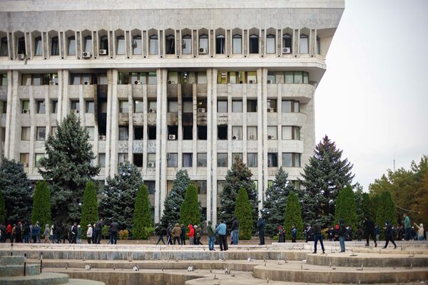 После того как митингующие заняли Белый дом, на четвертом этаже начался пожар - Sputnik Кыргызстан