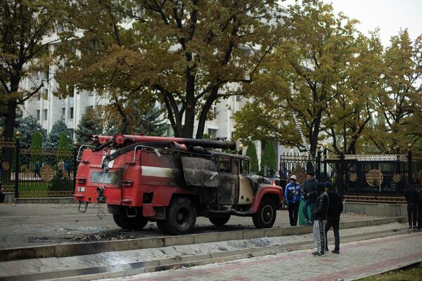 Пожарная машина возле здания парламента - Sputnik Кыргызстан
