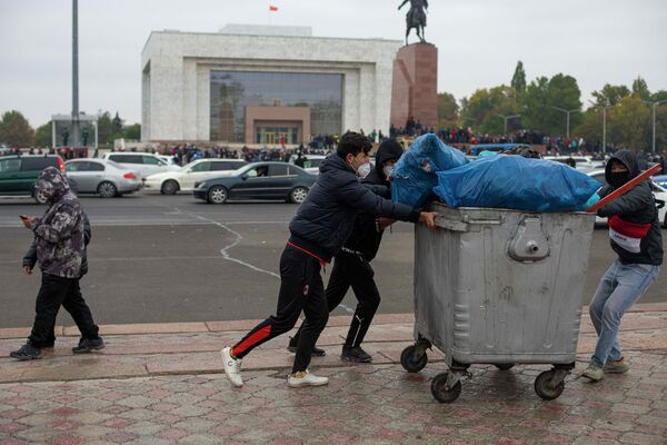 Митингующие везут бак с мусором - Sputnik Кыргызстан