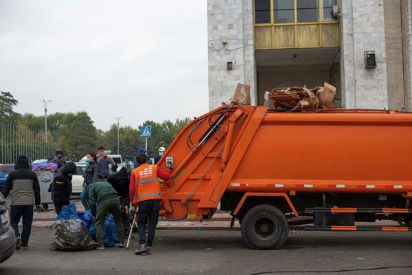Граждане грузят мусор в машину Тазалыка - Sputnik Кыргызстан