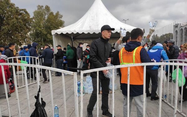 На площади Ала-Тоо в Бишкеке волонтеры предлагают всем желающим воду, горячий чай, булочки, лепешки и плов. - Sputnik Кыргызстан
