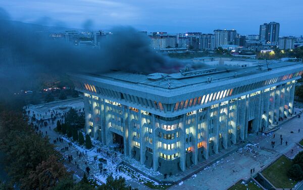 Пожар в здании Белого дома во время беспорядков в Бишкеке после окончания парламентских выборов - Sputnik Кыргызстан