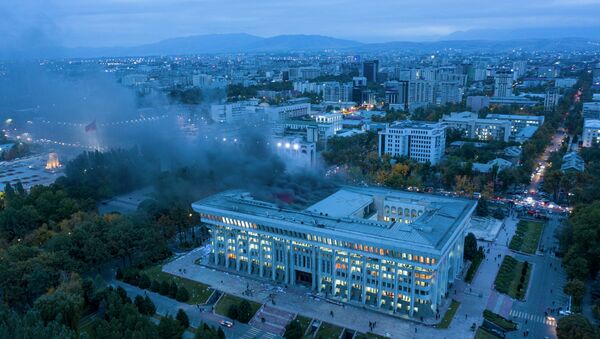 Пожар в здании Белого дома, после штурма митингующими в Бишкеке  - Sputnik Кыргызстан