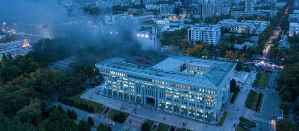 Пожар в здании Белого дома во время беспорядков в Бишкеке после окончания парламентских выборов - Sputnik Кыргызстан