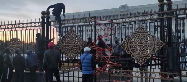 Ситуация в Бишкеке после ночных беспорядков - Sputnik Кыргызстан