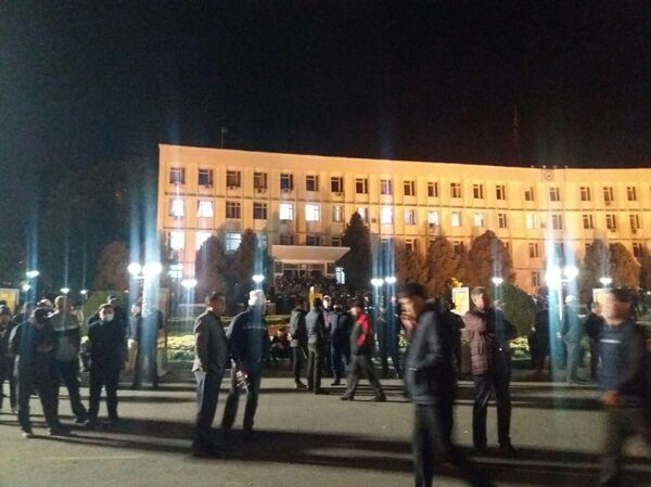 Ош шаарында миңдеген адам чогулуп жаңы мэрди алып келүүгө камынууда - Sputnik Кыргызстан