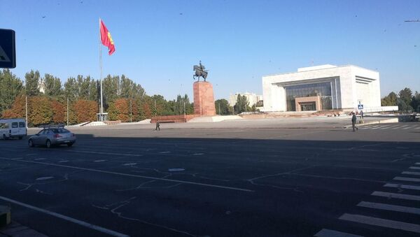 Площадь Ала-Тоо в Бишкеке после ночных беспорядков, вызванных митингами из-за результатов парламентских выборов - Sputnik Кыргызстан