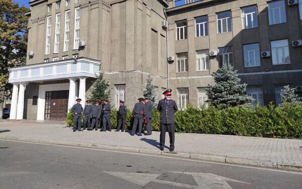 На Старой площади у здания Верховного суда находятся сотрудники милиции - Sputnik Кыргызстан