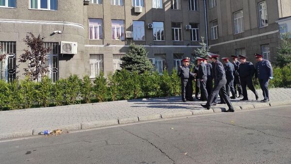 Бишкектеги эски аянтта, Жогорку соттун имаратынын алдында милиция кызматкерлери турат - Sputnik Кыргызстан