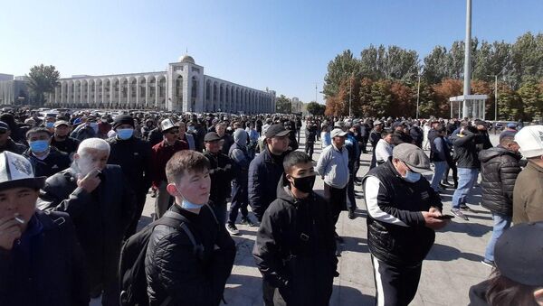 На площади Ала-Тоо в Бишкеке проходит митинг выступающих за то, чтобы к власти пришла молодежь - Sputnik Кыргызстан