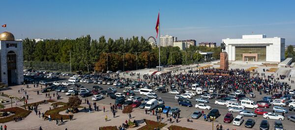 Митинг на площади Ала-Тоо в Бишкеке после парламентских выборов - Sputnik Кыргызстан