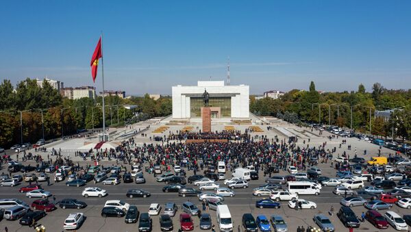 Митинг на площади Ала-Тоо в Бишкеке после парламентских выборов - Sputnik Кыргызстан