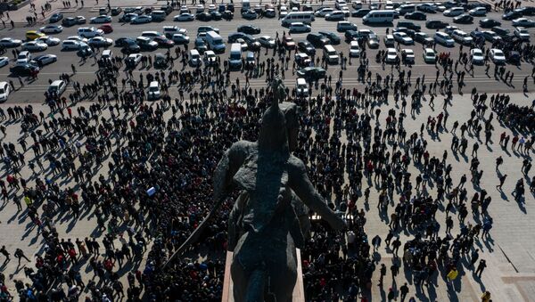 Участники митинга на площади Ала-Тоо в Бишкеке. Архивное фото - Sputnik Кыргызстан