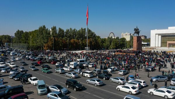 Митинг на площади Ала-Тоо в Бишкеке после парламентских выборов - Sputnik Кыргызстан