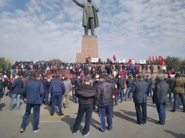 Ошто Таалайбек Сарыбашовду колдогон митинг өтүп жатат. Сүрөт, видео - Sputnik Кыргызстан