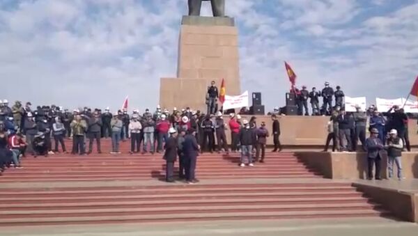 В Оше проходит митинг — требует вернуть прежнего мэра. Видео - Sputnik Кыргызстан