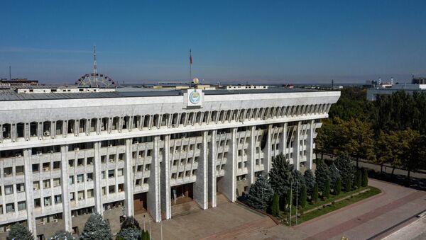 Вид с высоты на здание Жогорку Кенеша на проспекте Чуй после захвата митингующими. Архивное фото - Sputnik Кыргызстан