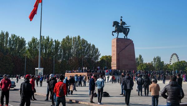 Ала-Тоо аянтында кишилер митинг учурунда - Sputnik Кыргызстан