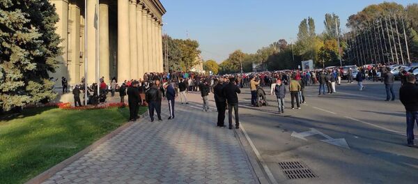 Митингующие у здания правительства КР - Sputnik Кыргызстан