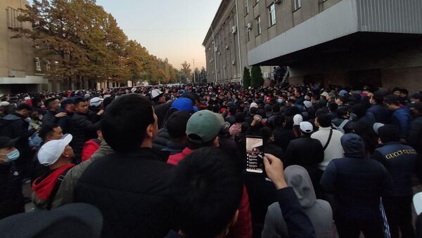 Митингующие у здания правительства КР - Sputnik Кыргызстан