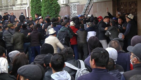 Столкновение двух больших групп людей у Дома правительства КР — видео - Sputnik Кыргызстан