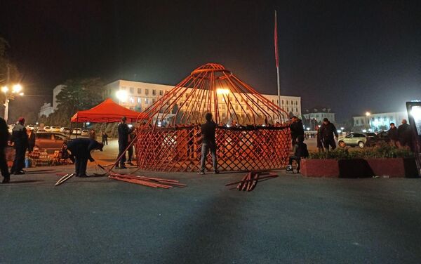 На центральной площади Оша устанавливают шесть юрт - Sputnik Кыргызстан