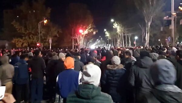 Как дружинники отстояли Бишкек прошлой ночью — все в коротком видео - Sputnik Кыргызстан